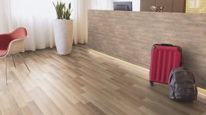 37195 Дуб Петрона (Eiche Petrona) Classic Touch Standard Plank 8.0 mm 32 Класс Двухполосный Коричнево-Бежевый Дуб